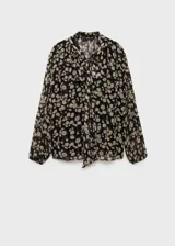 Blusa de gasa negra con estampado de margaritas blancas, cuello pico con lazo y cierre de botones frontal.