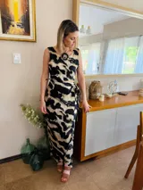 Conjunto de falda larga cruzada con tiras ajustables y top con lazos también ajustables, con estampado abstracto en tonos beige y negro.