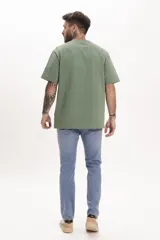 Remera blanca de manga corta y cuello redondo, corte holgado.