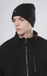 Gorro de lana negro con logo de tijeras blancas bordado en el frente.