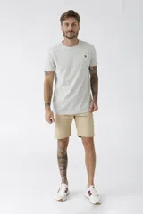 Tshirt de algodón color menta con un pequeño logo bordado en el pecho.
