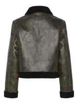 Chaqueta corta color verde musgo con cuello de corderito negro, cierre frontal con cremallera, bolsillos laterales y mangas largas.