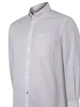 Camisa de hombre celeste a rayas verticales azules, de corte regular, con cuello abotonado, bolsillo en el pecho con logo bordado y mangas largas con puños abotonados.