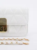 Bandolera color marrón con diseño acolchado y pespuntes en forma de rombos. Tiene cierre dorado y correa larga para colgar.