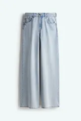 Pantalón de jean celeste de tiro alto, corte amplio y cinco bolsillos.