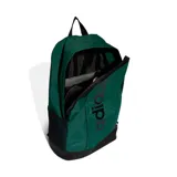 Mochila Adidas Linear color verde oscuro con base y detalles en negro. Cuenta con el logo de Adidas estampado en vertical en color negro.