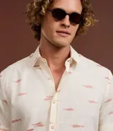 Camisa de manga corta con cuello inglés y estampado de espinas de pez.