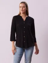 Blusa celeste texturada marca Ninety, con cuello a la base, escote en V y abertura central con botones. Delantera con bolsillo y mangas tres cuartos regulables con presilla y botón.