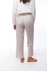 Pantalón de vestir a rayas verticales azules y blancas, de corte recto y tiro alto.