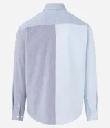 Camisa de hombre de corte clásico, confeccionada en tejido oxford con bloques de color celeste y gris. Cuenta con cuello tradicional, abotonadura frontal, mangas largas y bolsillo de parche en el pecho.