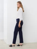 Pantalón de vestir color beige, marca Zac & Rachel, confeccionado en gabardina elastizada. Presenta pretina ancha con faja interna modeladora, largo de pierna con costura frontal pespunteada y trasera con bolsillos ojal simulados.