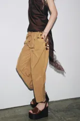 Pantalón jogger wide leg color crudo, confeccionado en hilatura con lino. Tiro medio, cintura elástica ajustable con cordones, bolsillos laterales ocultos en costura y pierna ancha.