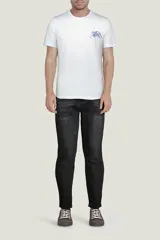 Remera color tostado de manga corta, corte holgado y cuello redondo. Estampado pequeño de hongos y texto en el frente.