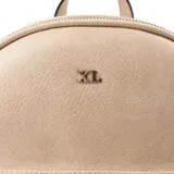 Mochila pequeña color beige, de cuero sintético, con cierre superior y bolsillo frontal con cierre.
