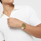 Reloj Casio unisex de estilo retro, caja y malla de acero inoxidable color dorado. Presenta una esfera dorada con diseño analógico y digital combinado, con indicadores de alarma, cronómetro e iluminación.