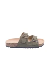 Sandalias bajas color borgoña con dos tiras anchas ajustables con hebilla metálica. Suela de corcho y base de goma.