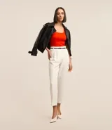 Blusa cropped naranja de punto con escote cuadrado y bretel ancho.