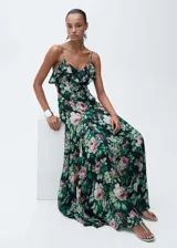Vestido largo de gasa con estampado floral, tirantes finos ajustables, escote en pico, detalle de volantes en el cuello y en el bajo, cierre de cremallera en la parte posterior y forro interior.