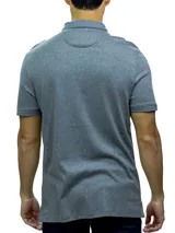 Chomba gris de algodón con mangas cortas, cuello polo con tapeta de dos botones y logo de Calvin Klein tonal.