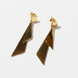 Par de caravanas colgantes doradas con forma geométrica irregular.