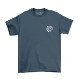 Remera azul con estampado del logo de Blink 182 en el pecho.