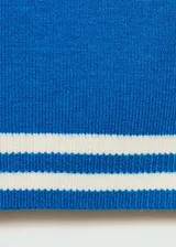Top tejido de punto fino color azul eléctrico, con tirantes anchos, escote cuadrado y diseño de rayas horizontales blancas.