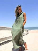Vestido largo verde oliva de lino, con cuello caído, sin mangas y bolsillos laterales.