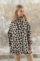Canguro oversize con capucha, de tela suave con estampado animal print en tonos azul, negro y blanco.