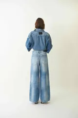 Pantalón de jean celeste de corte amplio y largo hasta por debajo de los tobillos, con efecto desgastado.