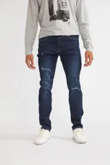 Jean recto de hombre, con fit clásico inspirado en los jeans de los 90, roto y con logo bordado.