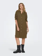 Vestido camisero midi color verde oliva, de lino, con cuello mao y mangas largas con trabilla para arremangar.