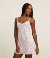 Camisón corto de microfibra con estampado de ojos griegos, breteles ajustables y volados en el ruedo.