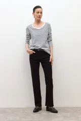 Pantalón recto negro con cinturón con hebilla metálica.