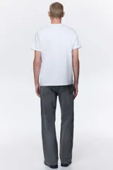 Remera blanca de algodón, corte slim fit, con cuello redondo ribeteado y bajo recto.
