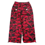 Pantalón de corte skinny, tiro bajo, con estampado camuflado en tonos rojo y negro, y estrellas blancas.