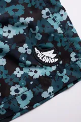 Short de baño con estampado floral en tonos azul y verde. Fabricado en tejido de secado rápido con protección UV 50.