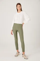 Pantalón chupín color verde oliva.