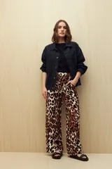 Pantalón ancho con estampado animal print, confeccionado en tejido liviano y fluido. Tiene cintura elastizada con lazo ajustable.