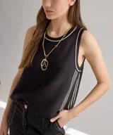Musculosa negra tejida con cuello redondo y detalles de rayas blancas en cuello, sisas y laterales.