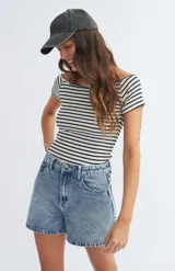 Remera fucsia de algodón con elastano, corte ajustado, escote off-shoulder y mangas cortas.