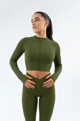 Campera deportiva verde oliva de calce ajustado, con cierre frontal y mangas largas con orificios para los pulgares.