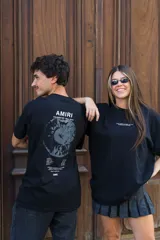 Remera negra unisex de algodón con estampado en la espalda con la marca Amiri y un diseño abstracto en gris.