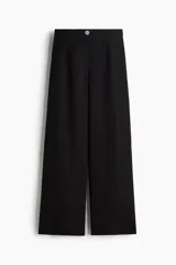 Pantalón sastrero negro de tiro alto, con pinzas adelante y atrás, confeccionado en tejido liviano de mezcla de lino y viscosa. Presenta cierre frontal con botón nacarado y piernas amplias.