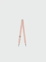 Correa de tela color rosa pálido con mosquetones metálicos plateados y hebilla para ajustar el largo.