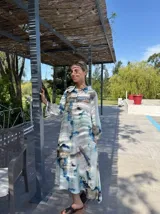 Vestido camisero largo con estampado abstracto en tonos celeste, azul, marrón y blanco.