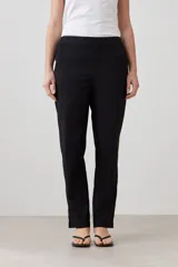 Pantalón de vestir negro, de corte recto, con bolsillos laterales y traseros.
