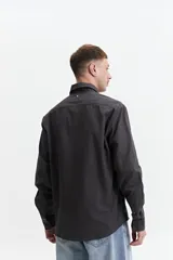Camisa de algodón color azul oscuro, con cuello clásico y corte semi slim.