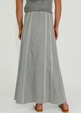 Pollera larga gris con paneles verticales y costuras expuestas.