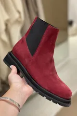 Bota de gamuza color burdeos con diseño clásico y suela de goma.