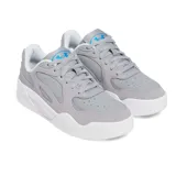 Zapatillas unisex de gamuza gris con detalles en blanco y suela cómoda.